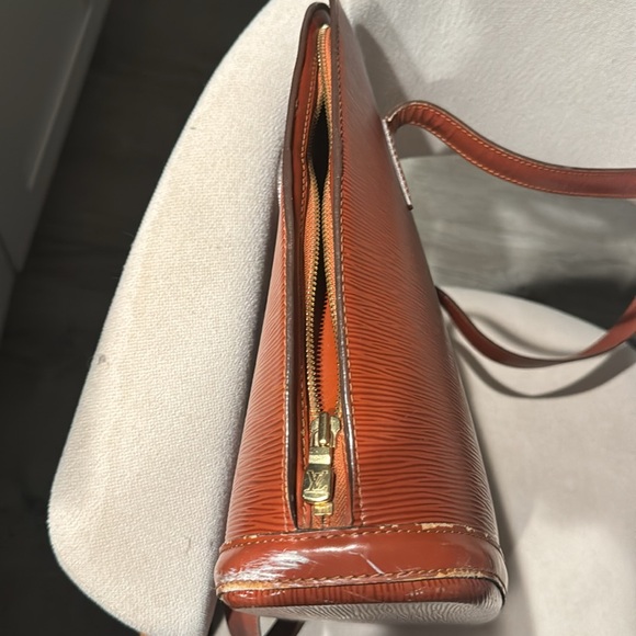 ON SALE‼️‼️‼️. Louis Vuitton Brown Epi Shoulder Bag🔥 Great big size. - Picture 7 of 11